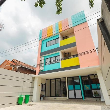 Sans Hotel Clover Ace Surabaya By Reddoorz Bagian luar foto