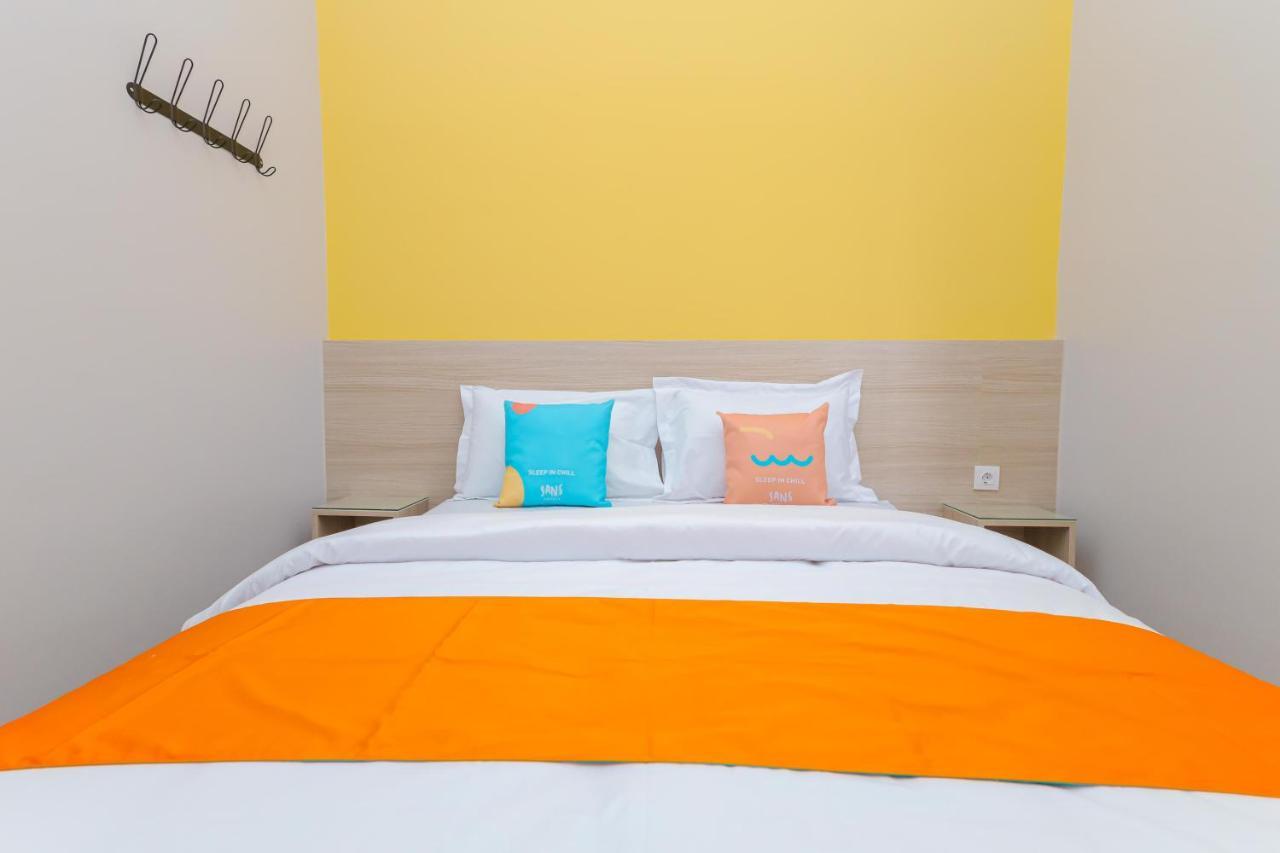 Sans Hotel Clover Ace Surabaya By Reddoorz Bagian luar foto