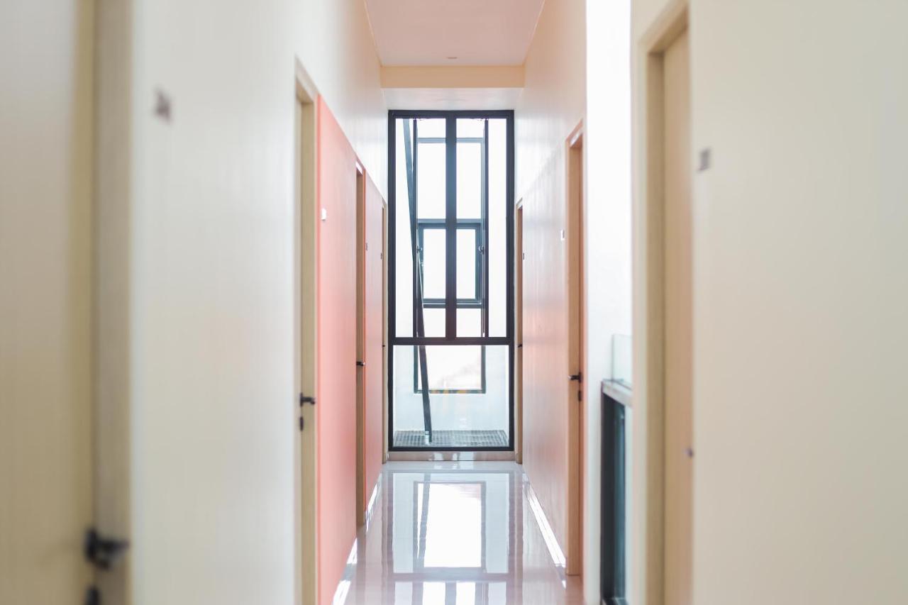 Sans Hotel Clover Ace Surabaya By Reddoorz Bagian luar foto