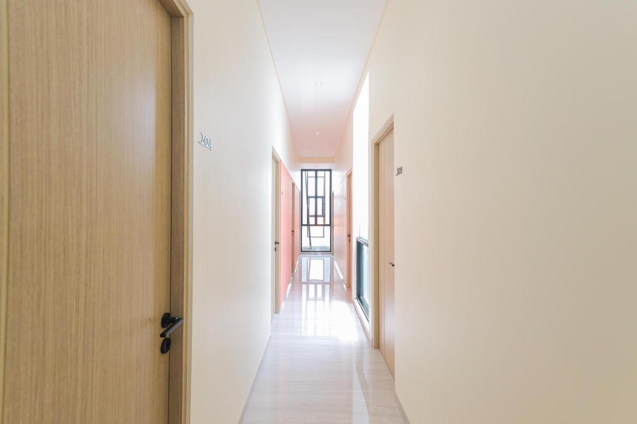 Sans Hotel Clover Ace Surabaya By Reddoorz Bagian luar foto