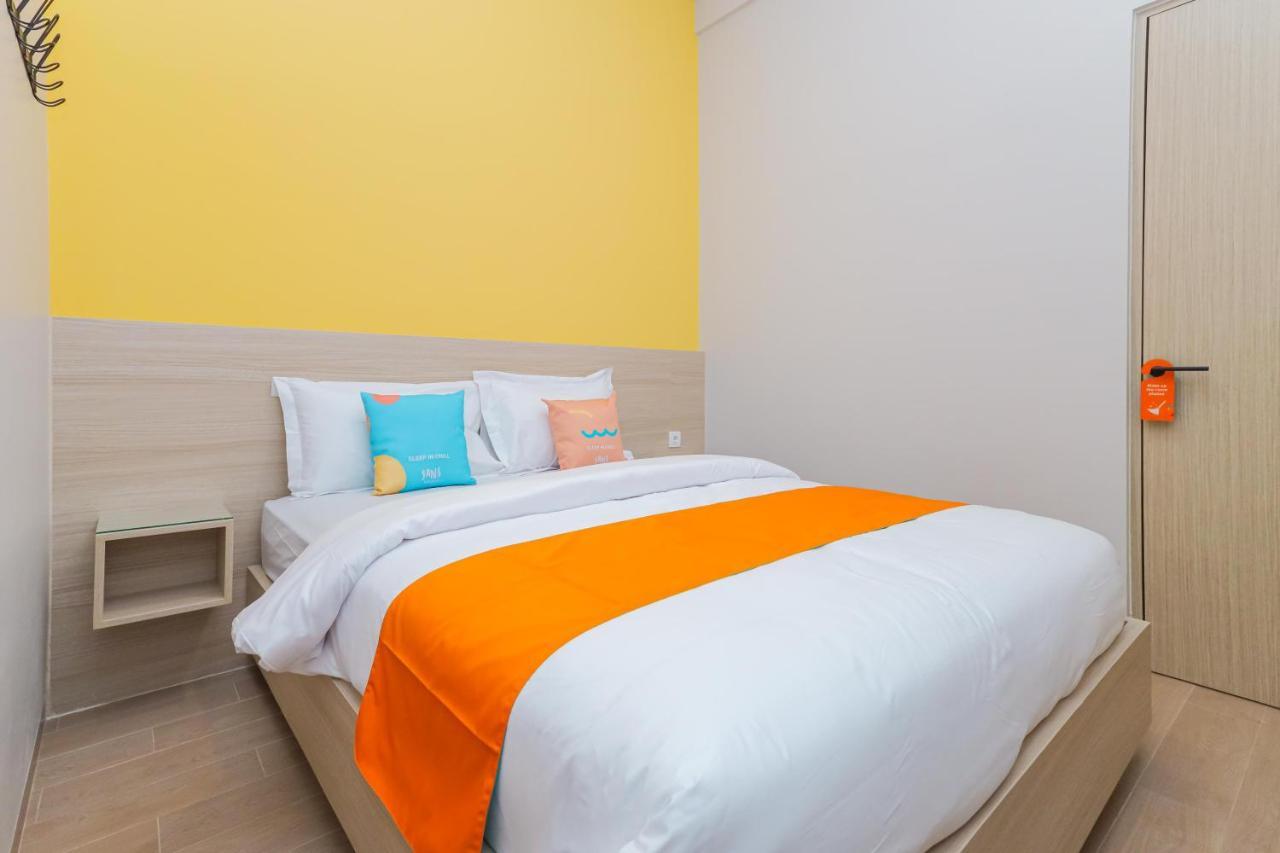 Sans Hotel Clover Ace Surabaya By Reddoorz Bagian luar foto