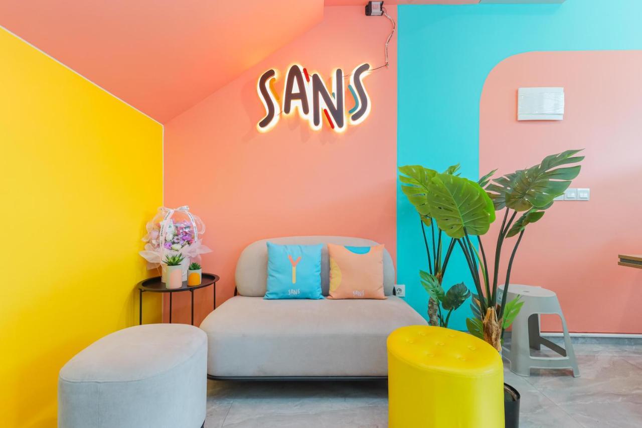 Sans Hotel Clover Ace Surabaya By Reddoorz Bagian luar foto