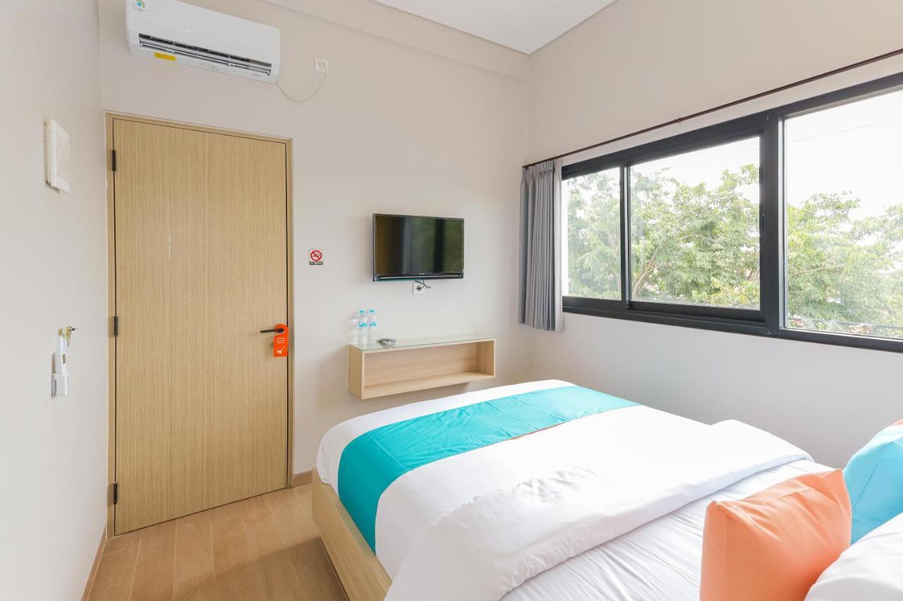 Sans Hotel Clover Ace Surabaya By Reddoorz Bagian luar foto