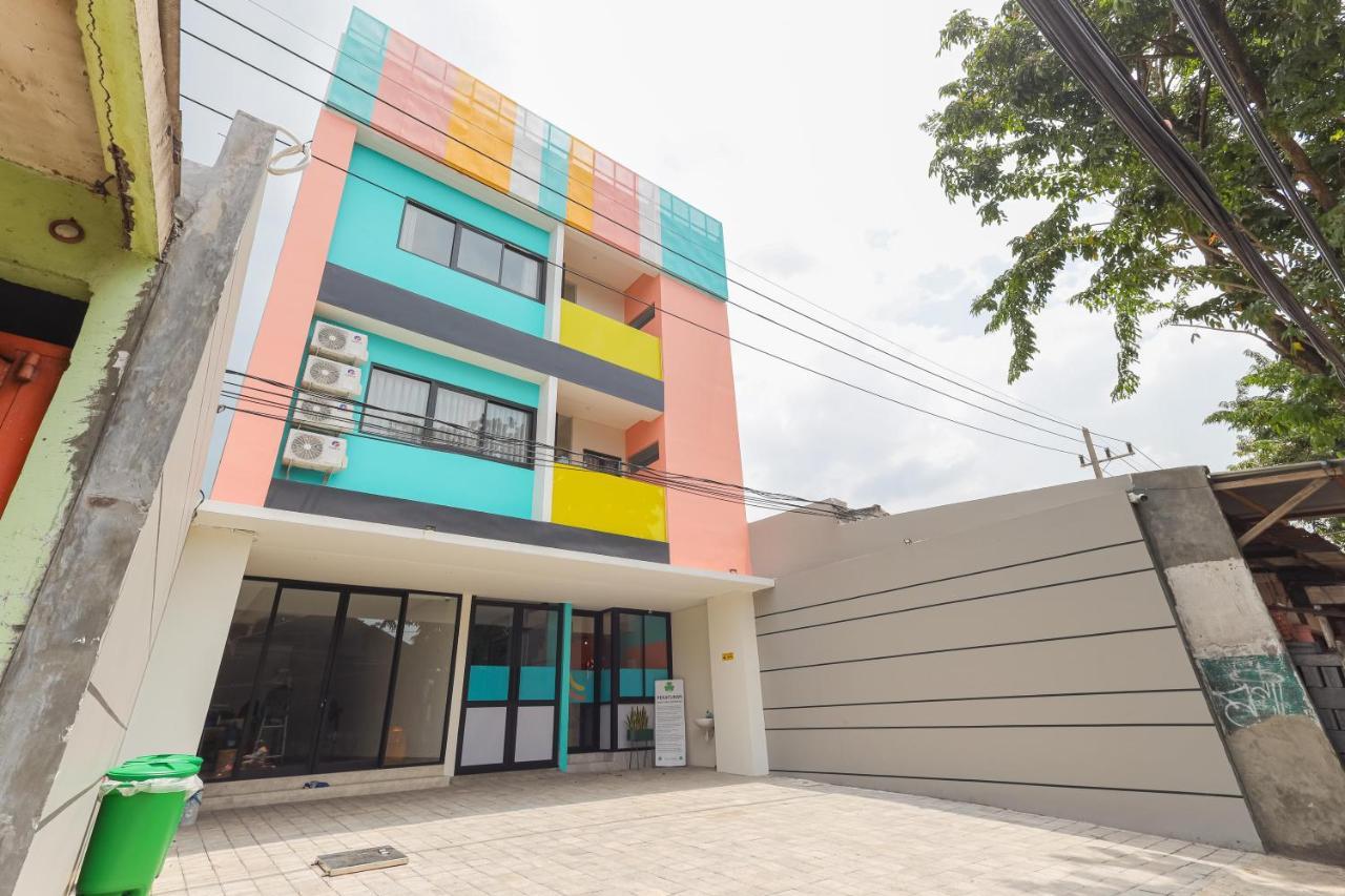 Sans Hotel Clover Ace Surabaya By Reddoorz Bagian luar foto