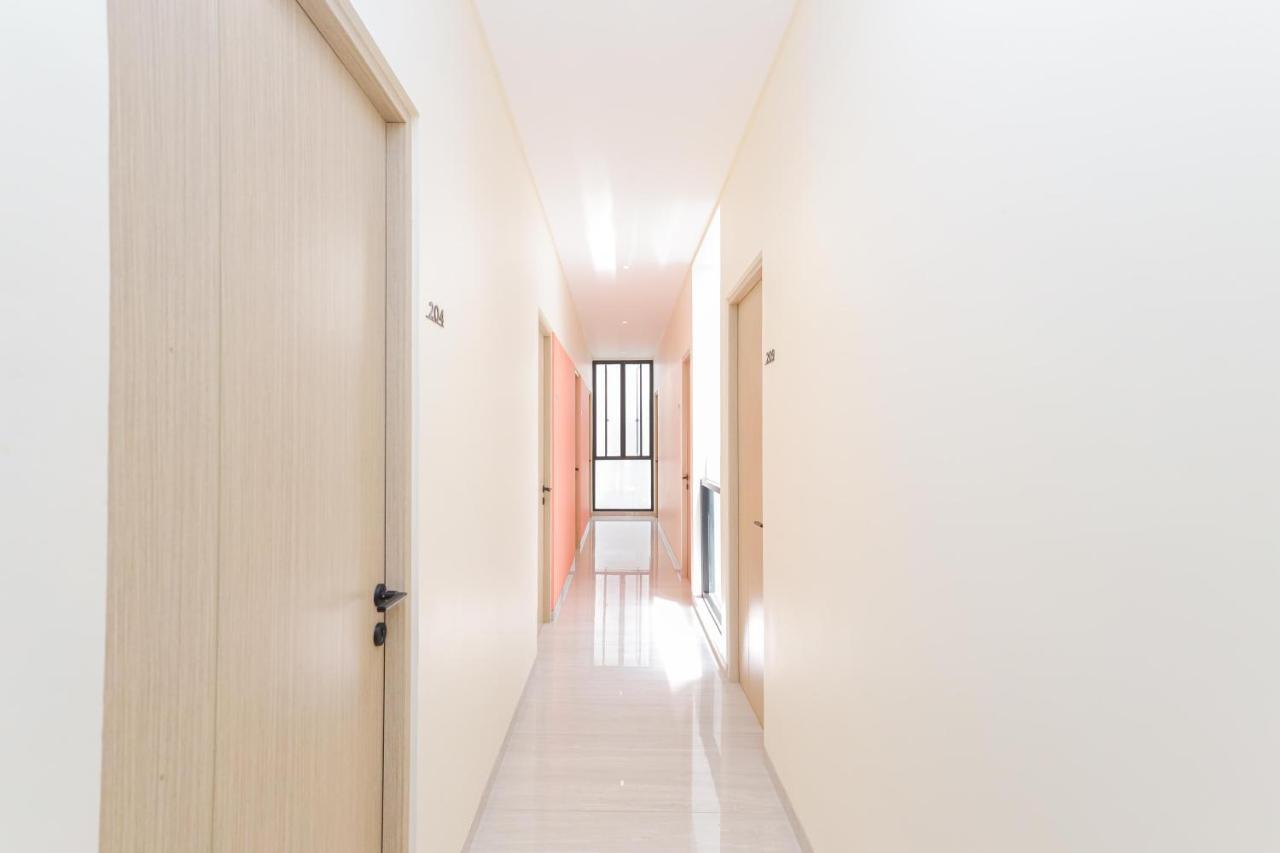 Sans Hotel Clover Ace Surabaya By Reddoorz Bagian luar foto