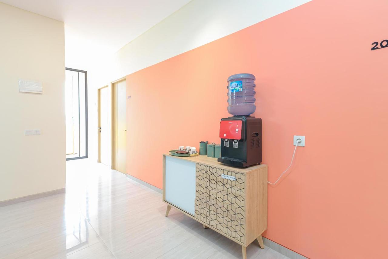 Sans Hotel Clover Ace Surabaya By Reddoorz Bagian luar foto
