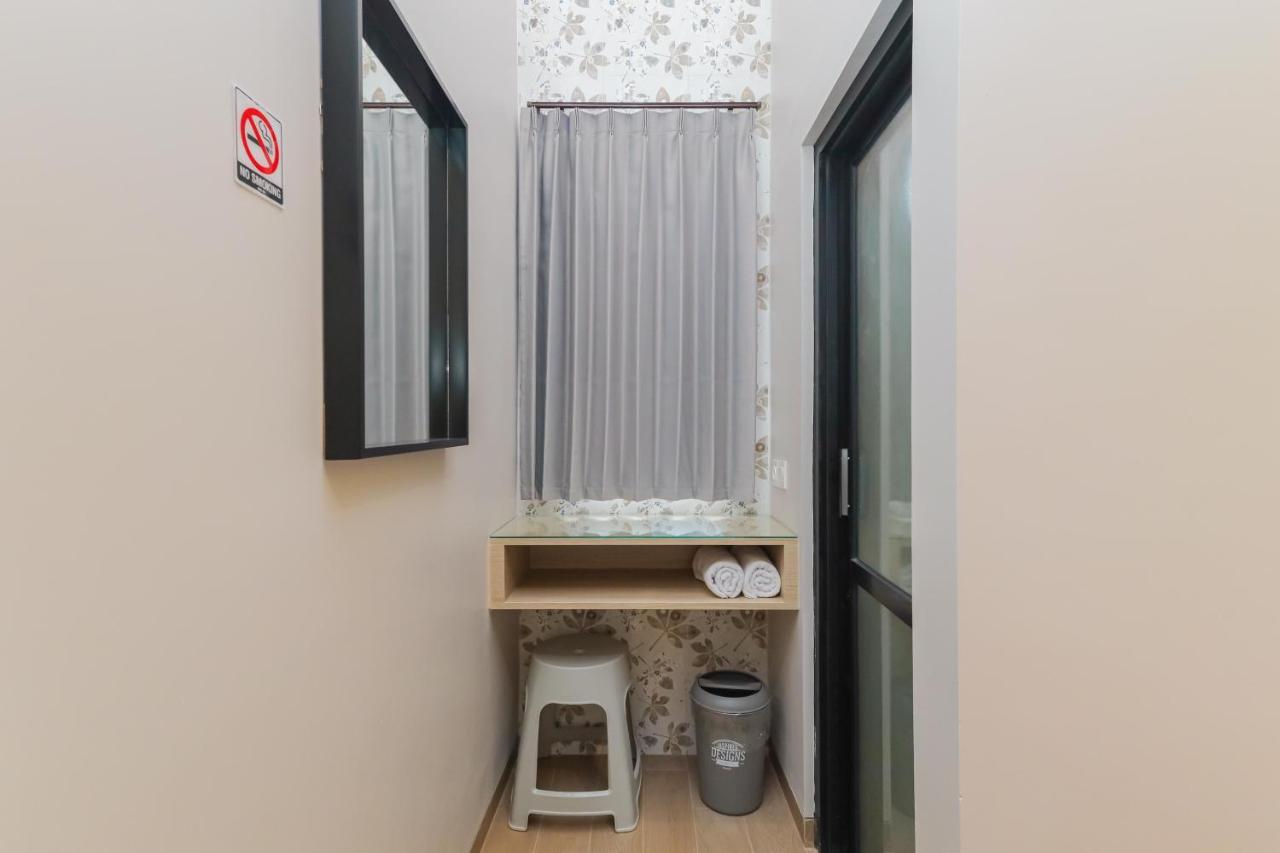 Sans Hotel Clover Ace Surabaya By Reddoorz Bagian luar foto