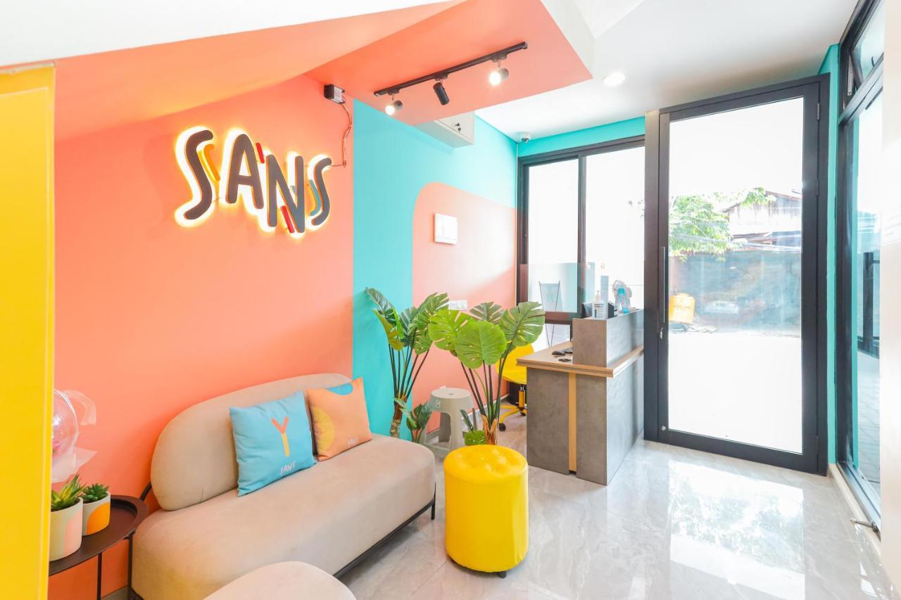 Sans Hotel Clover Ace Surabaya By Reddoorz Bagian luar foto