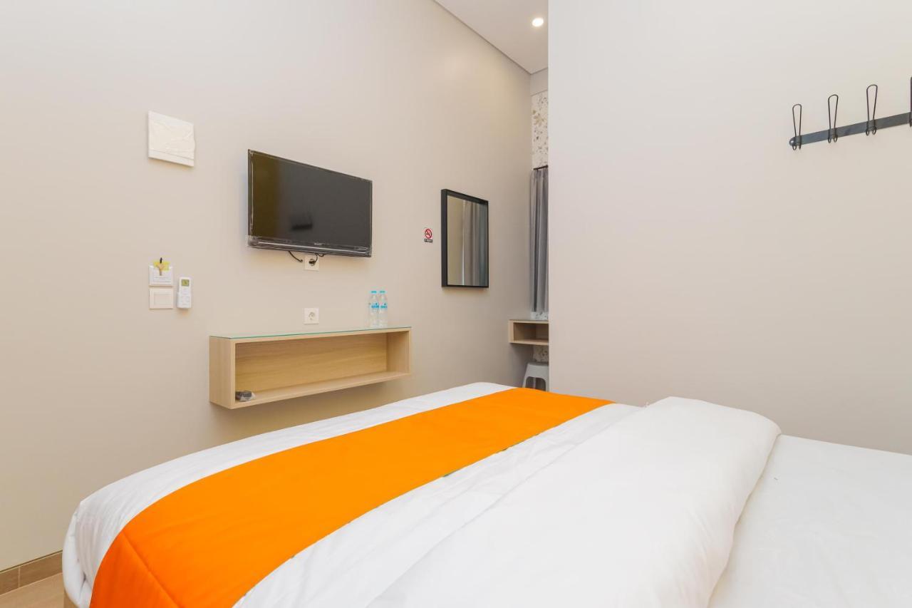 Sans Hotel Clover Ace Surabaya By Reddoorz Bagian luar foto