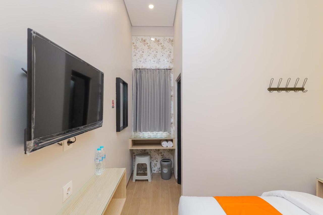 Sans Hotel Clover Ace Surabaya By Reddoorz Bagian luar foto