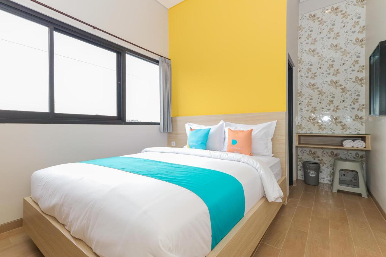 Sans Hotel Clover Ace Surabaya By Reddoorz Bagian luar foto