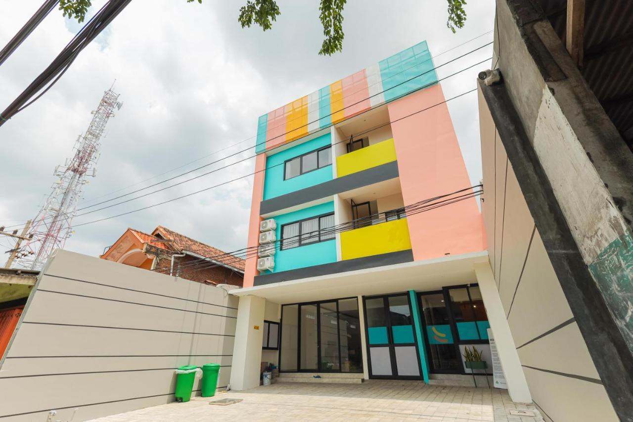 Sans Hotel Clover Ace Surabaya By Reddoorz Bagian luar foto