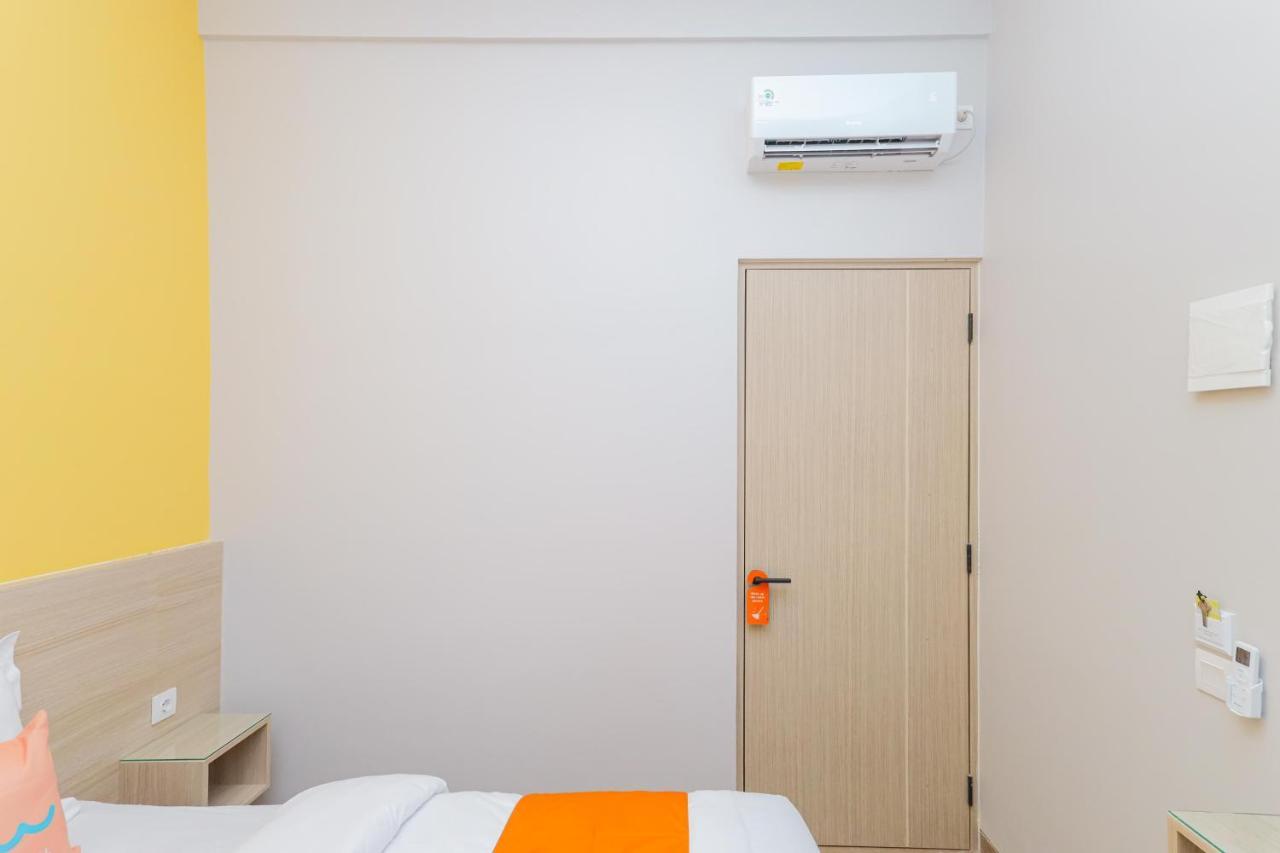 Sans Hotel Clover Ace Surabaya By Reddoorz Bagian luar foto