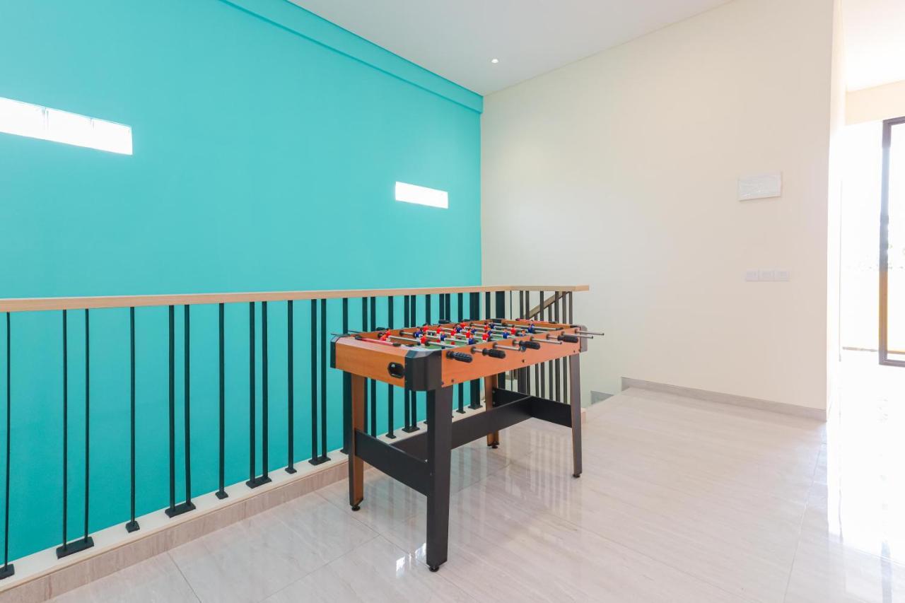 Sans Hotel Clover Ace Surabaya By Reddoorz Bagian luar foto