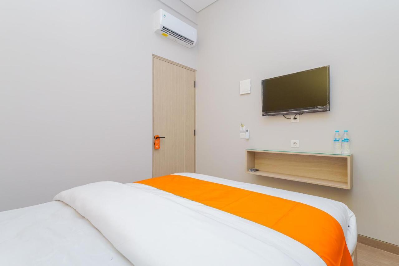 Sans Hotel Clover Ace Surabaya By Reddoorz Bagian luar foto