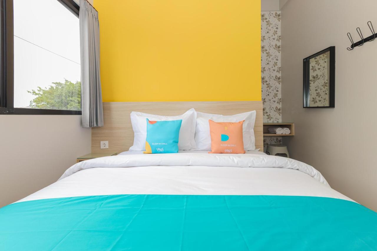 Sans Hotel Clover Ace Surabaya By Reddoorz Bagian luar foto