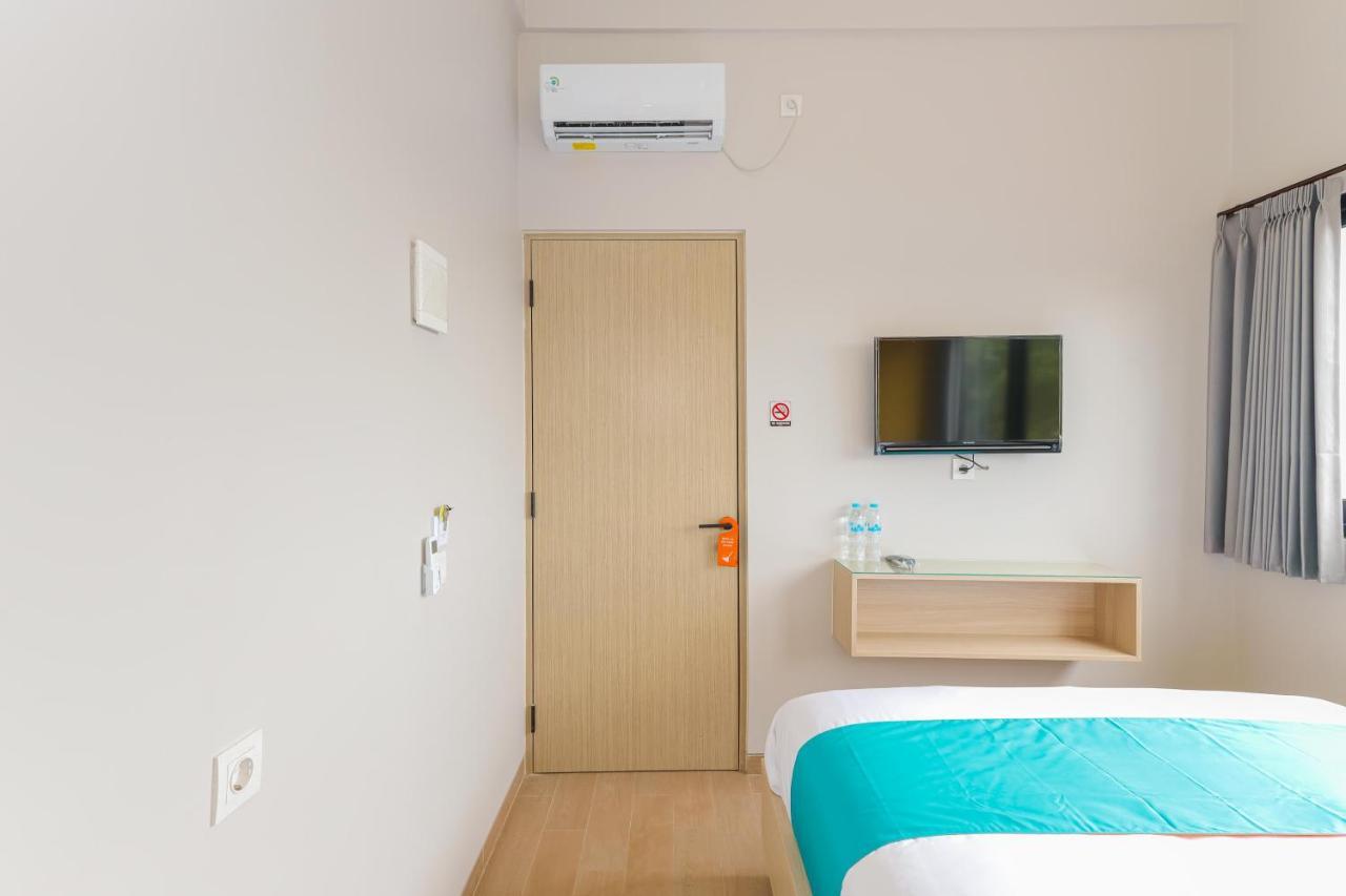 Sans Hotel Clover Ace Surabaya By Reddoorz Bagian luar foto