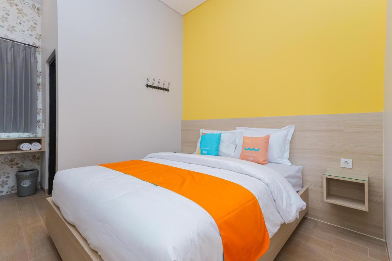 Sans Hotel Clover Ace Surabaya By Reddoorz Bagian luar foto