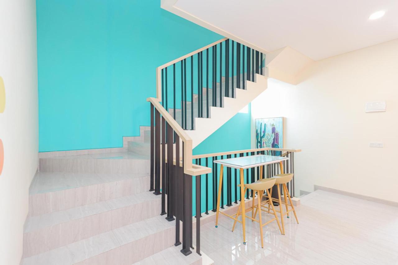 Sans Hotel Clover Ace Surabaya By Reddoorz Bagian luar foto