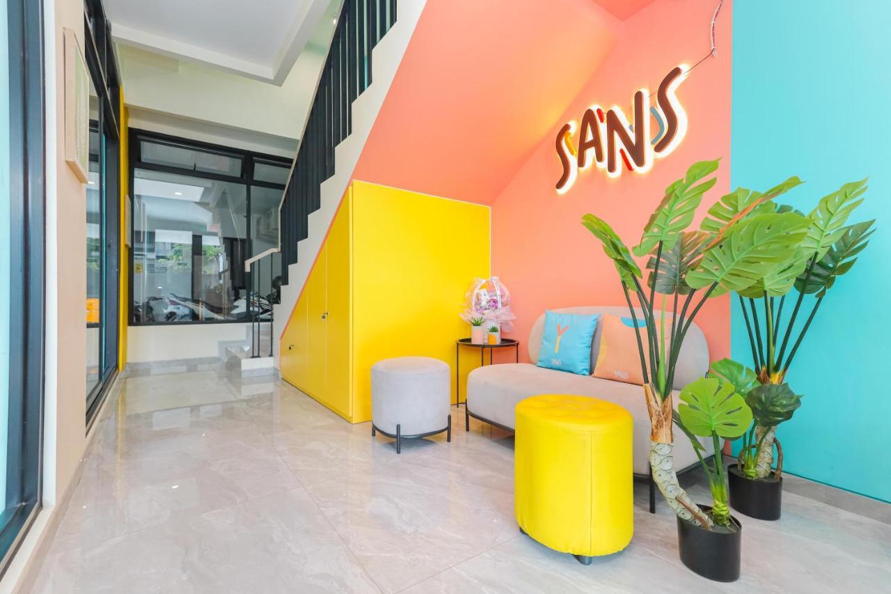 Sans Hotel Clover Ace Surabaya By Reddoorz Bagian luar foto